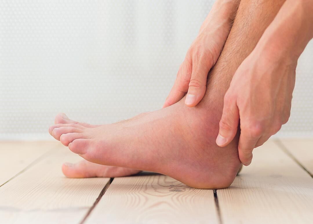 Meu tornozelo vive “virando”: é normal?